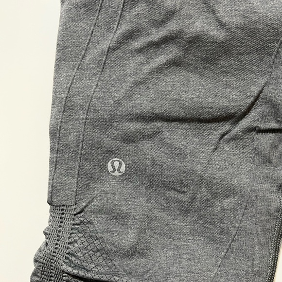 Lululemon in the flow crop leggings (light grey, size 6) - Picture 4 of 5
